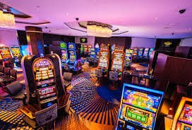 Mobile ဖုန်းဖြင့် win8 life Casino Baccarat ကစားနေသောမြင်ကွင်း